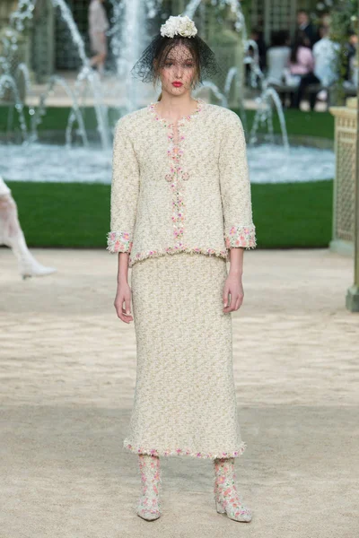 Look 16